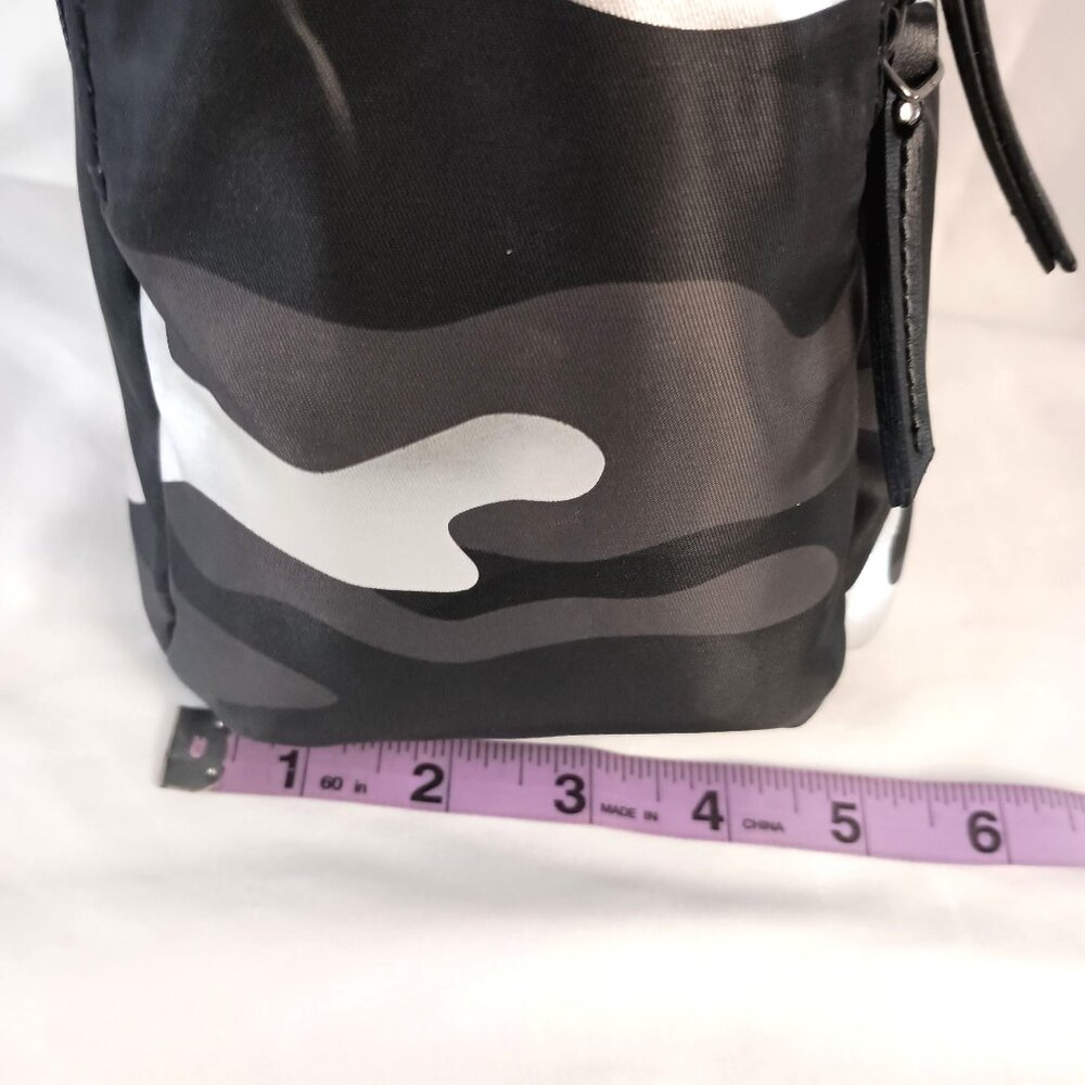 Time and Tru Brooke Gray Camo Nylon Crossbody Bag Multi Pocket NWT - Picture 4 of 10